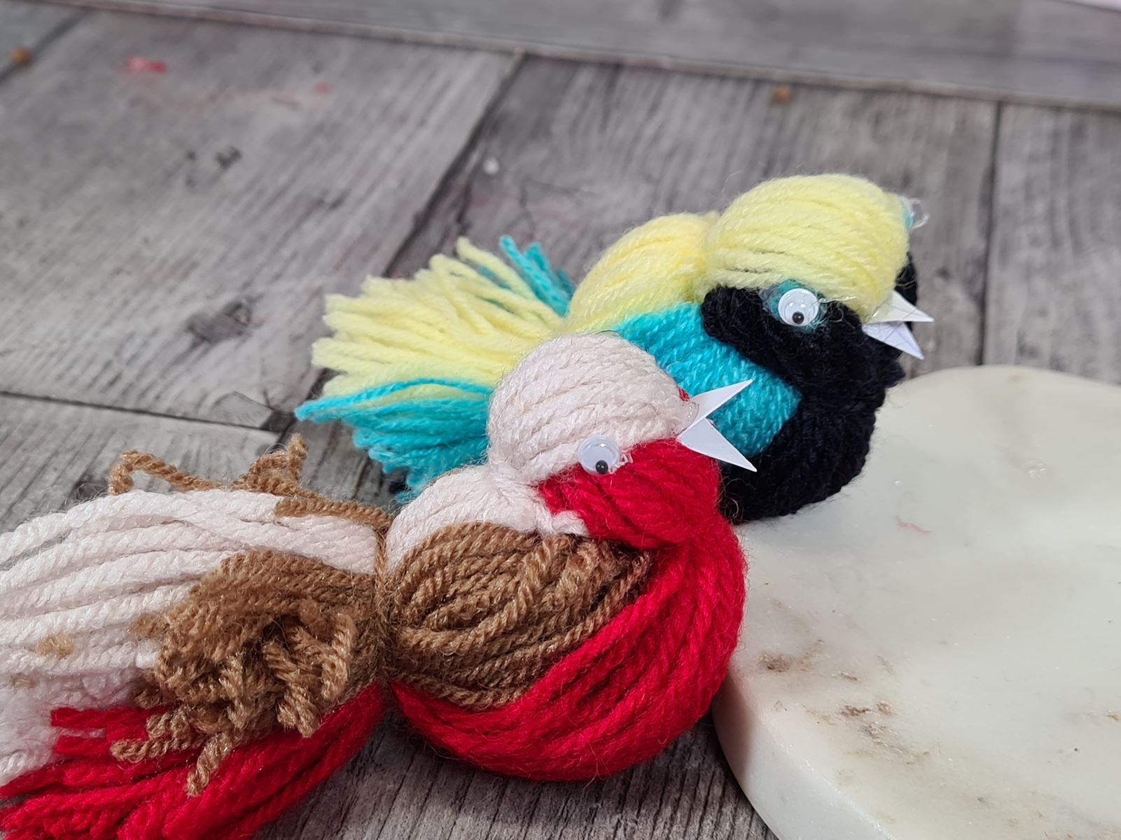 oiseau-diy-laine-bricolage-sans-aiguille-sans-crochet-facile-decoration-atelier-avec-les-enfants-loisirs-creatifs-ludique